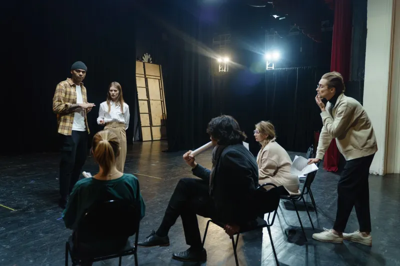 Dal foglio bianco al sipario alzato: Il viaggio segreto di uno spettacolo teatrale