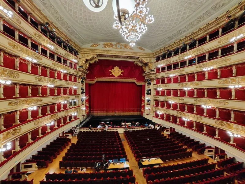 Quando il pop arriva nel Teatro alla Scala: perché gli artisti scelgono le sale storiche